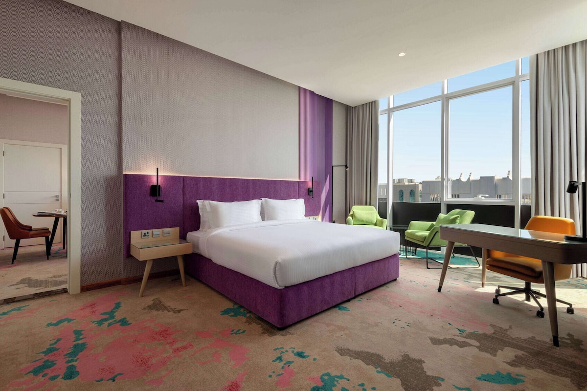 Luxe beddengoed, een minibar, een kluis op de kamer, een bureau