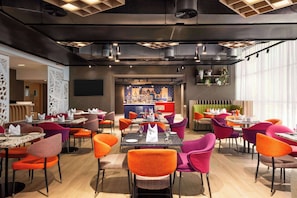 Dining - La Quinta by Wyndham Abu Dhabi Al Wahda (Abu Dhabi)