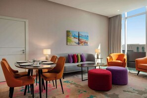 Sengetøy av topp kvalitet, minibar, safe på rommet og skrivebord