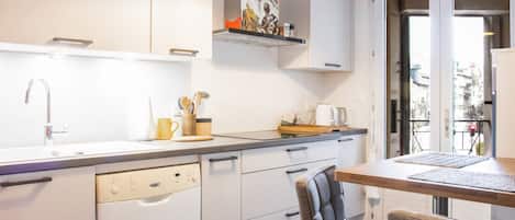 Fridge, oven, dishwasher, coffee/tea maker