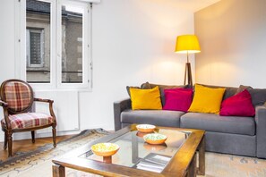 Tv, dvd-spelare, böcker och ett filmbibliotek