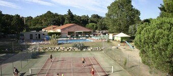 ZEcamping 3 étoiles animé piscine chauffée pet friendly locatif TV 24m2