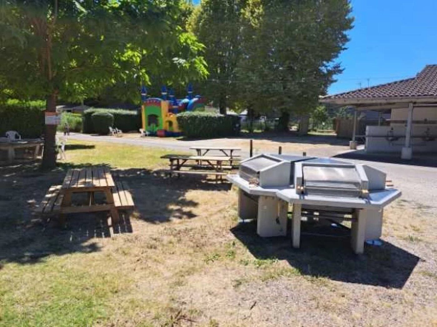 Ein Picknickplatz mit Bänken und einem Grill.