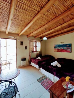1 Schlafzimmer, hochwertige Bettwaren, Betten mit Memory-Foam-Matratzen