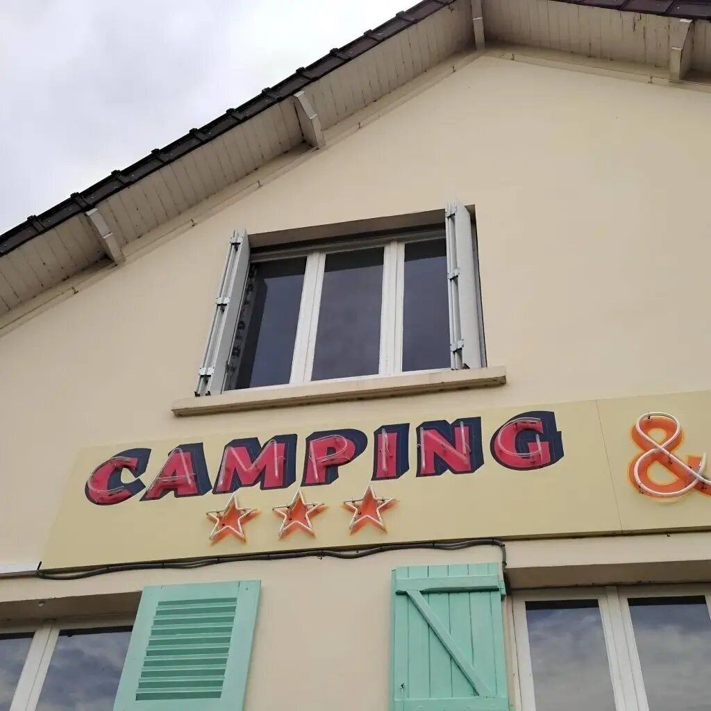 En byggnad med en skylt där det står ”CAMPING &”.