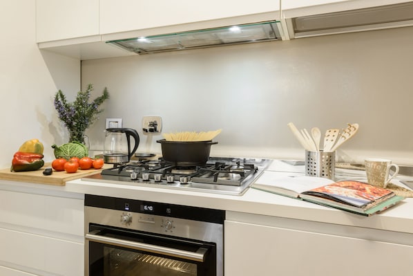 Appartement Confort | Cuisine privée | Four à micro-ondes, un four, surface de cuisson, vaisselle et ustensiles