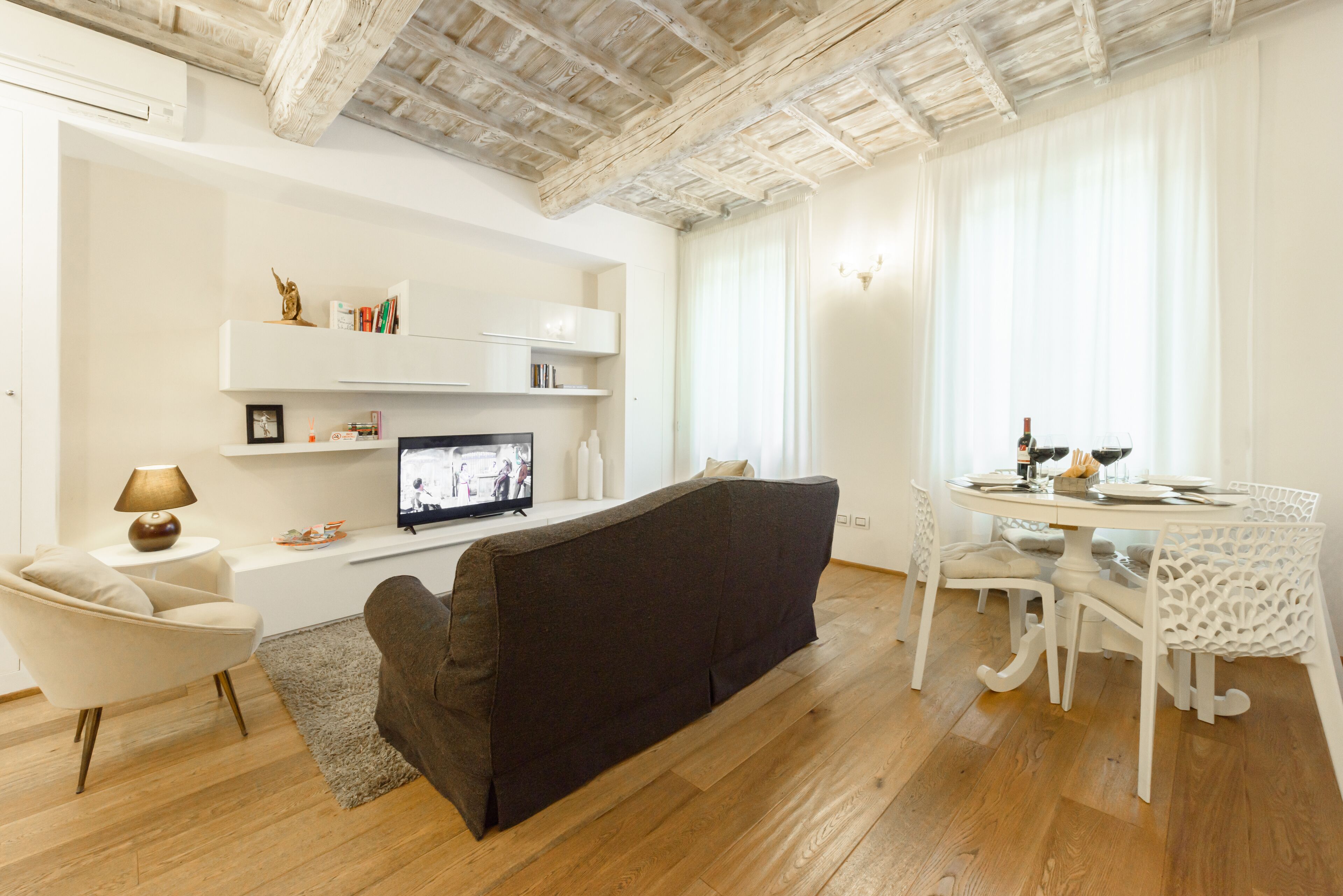 Comfort-Apartment | Wohnbereich | 32-Zoll-Flachbildfernseher mit Digitalempfang