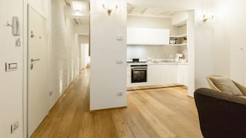 Comfort appartement | Woonruimte | Een 32-inch flatscreentelevisie met digitale zenders