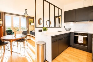 Coffee/tea maker, fridge, microwave, oven