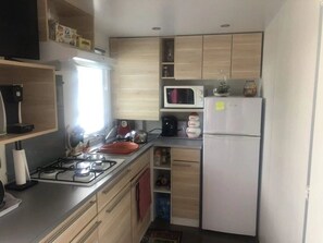 Refrigerador, microondas y parrilla de estufa 