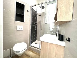 Shower, hair dryer, towels