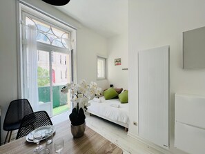 Bureau, accès Internet, draps fournis