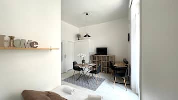 Escritorio, internet y ropa de cama