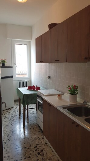 Kühlschrank, Herdplatte, Wasserkocher mit Kaffee-/Teezubehör