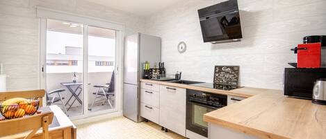 Fridge, microwave, oven, coffee/tea maker