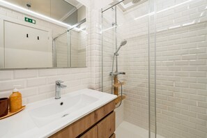 Douche, sèche-cheveux, serviettes fournies, savon