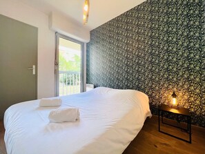 Una scrivania, accesso a Internet, lenzuola