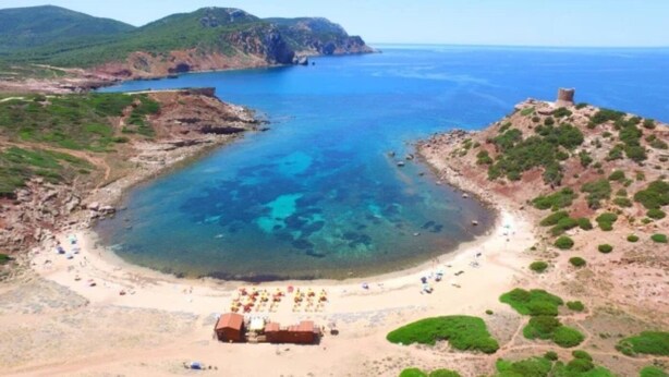 A coastal beach with clear blue waters, a sandy shore, and a small building with a roof. - ZEcamping 4 étoiles animé pataugeoire dog friendly locatif clim 40m2 (Alghero)