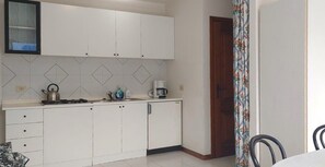 Fridge, coffee/tea maker, toaster, cookware/dishes/utensils - Casa Gagliarda appartamento Musio (Tremosine)