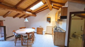 Kühlschrank, Wasserkocher mit Kaffee-/Teezubehör