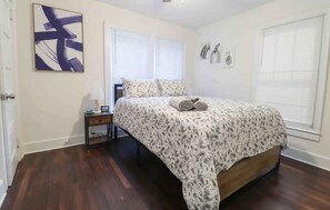 2 bedrooms, desk, WiFi, bed sheets - Fun hangout; Perfect Location; Walk to Coliseum (Greensboro)
