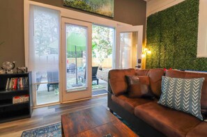 Smart TV, fireplace, video games - Fun hangout; Perfect Location; Walk to Coliseum (Greensboro)