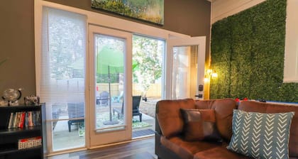 Fun hangout; Perfect Location; Walk to Coliseum