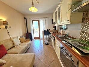 Fridge, oven, dishwasher, coffee/tea maker