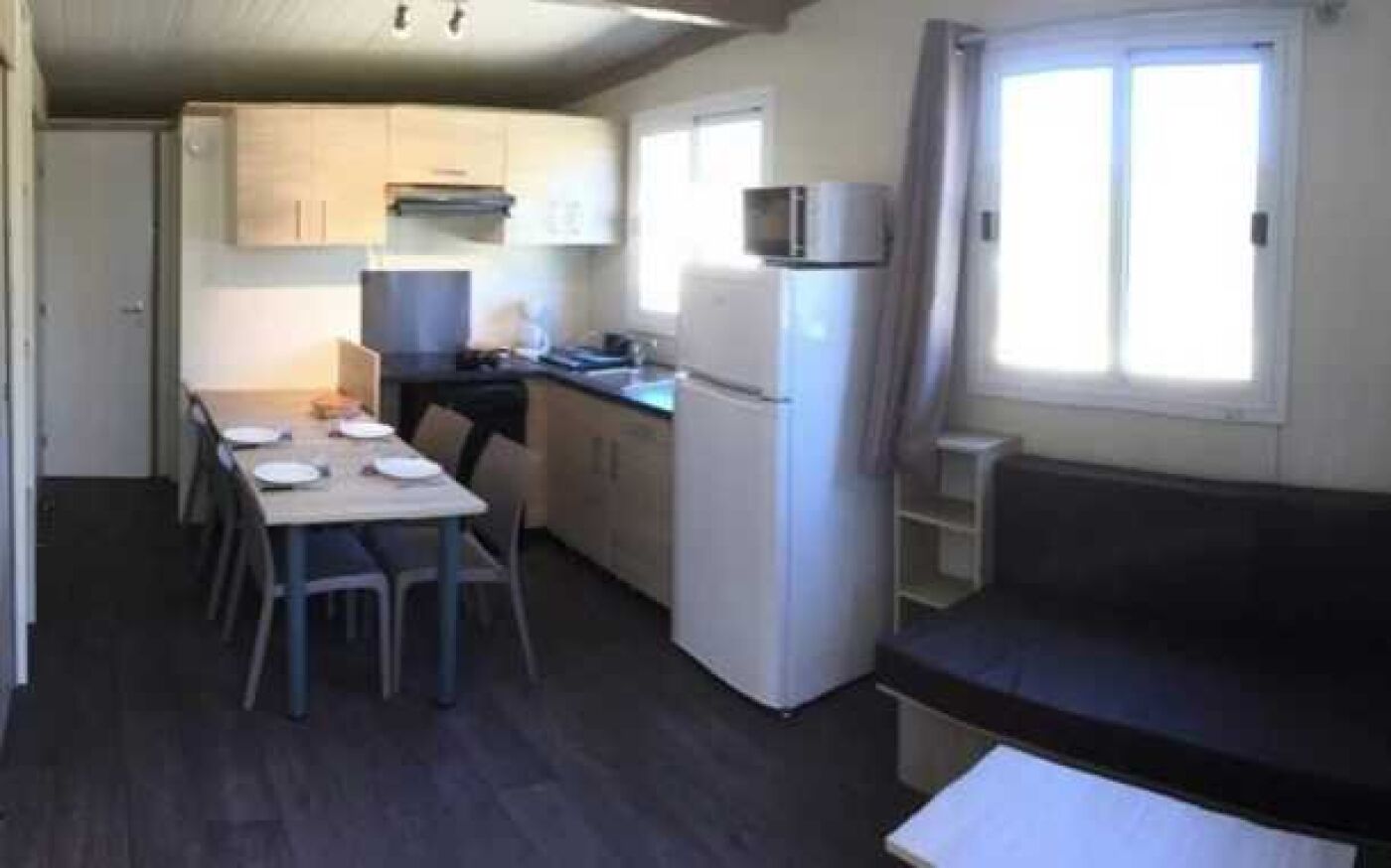 Réfrigérateur, micro-ondes, plaque de cuisson, lave-vaisselle