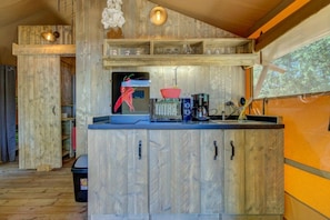 Kjøleskap, mikrobølgeovn og kokeplater