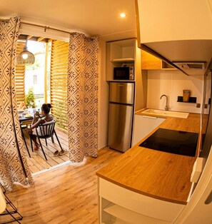 Kjøleskap, mikrobølgeovn, kokeplater og oppvaskmaskin