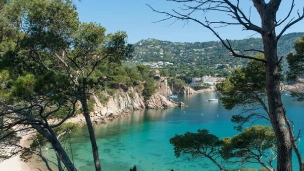 A coastal landscape with clear turquoise waters, a sandy beach, and rocky cliffs. - ZEcamping 4 étoiles piscine dog friendly club enfant mobil-home TV LV clim (Pals)