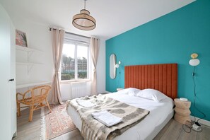 2 soverom, skrivebord, internettilgang og sengetøy