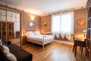 1 habitación, escritorio, tabla de planchar con plancha y internet