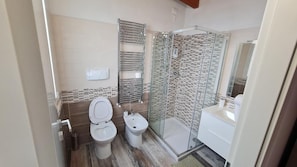Quarto panorâmico, 1 cama de casal | Banheiro | Produtos de toalete grátis, secador de cabelo, bidê 