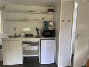 Kühlschrank, Mikrowelle, Herdplatte