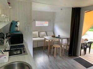 Kylskåp, mikrovågsugn och spishäll