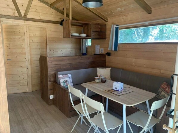 Dining - Cabane 4 étoiles - Piscine - eeedda (Saint-André-des-Eaux)