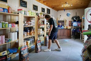 Gift shop - Camping 4 étoiles - Piscine - eeeddg (Saint-André-des-Eaux)