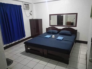Suite de luna de miel | Escritorio y ropa de cama 