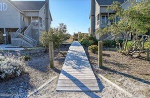 Property grounds - Beatrice's Bungalow - Topsail Beach (Topsail Beach)