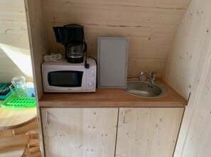 Kjøleskap, mikrobølgeovn og kokeplater