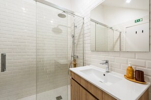 Een douche, een haardroger, handdoeken