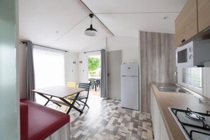 Kühlschrank, Mikrowelle, Herdplatte