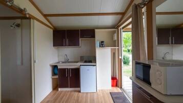 Fridge, microwave, stovetop