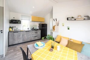 Kühlschrank, Mikrowelle, Herdplatte