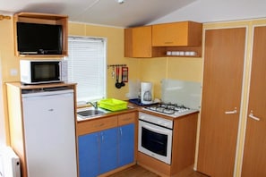 Refrigerador, microondas, placa de cocina