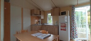 Fridge, microwave, stovetop