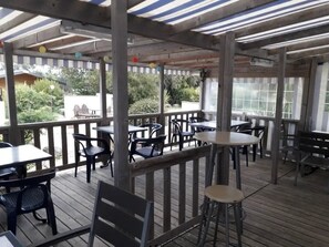 Outdoor dining - ZEcamping 3* pataugeoire pet friendly fitness locatif TV 30m2 6 pers (Pouldreuzic)