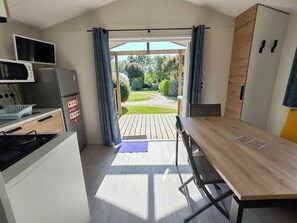 Frigorifero, microonde, piano cottura